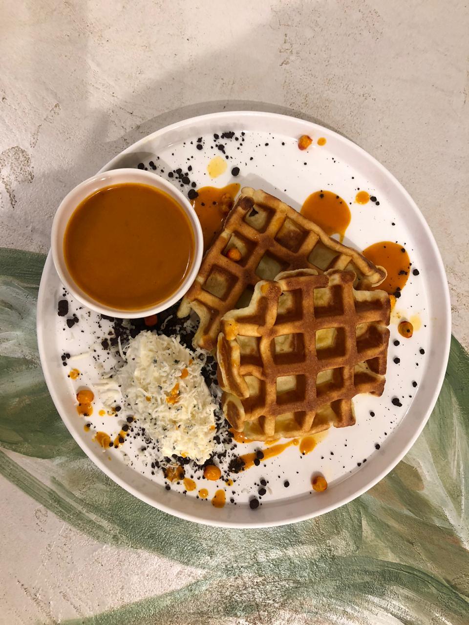 творожные вафли с горгонзолой и облепиховым соусом