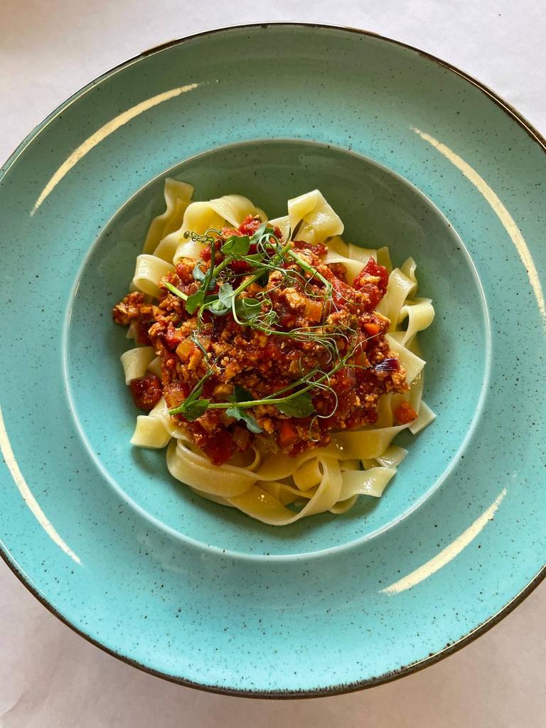 паста веган-болоньезе с тофу