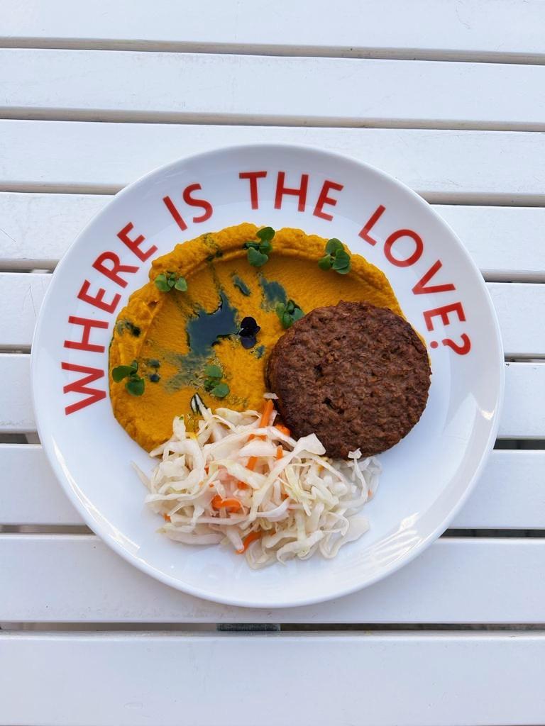 веган-котлета с морковным пюре и капустой