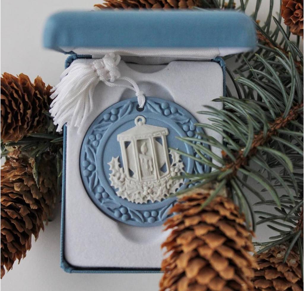 Рождественский медальон Wedgwood "Подсвечник"