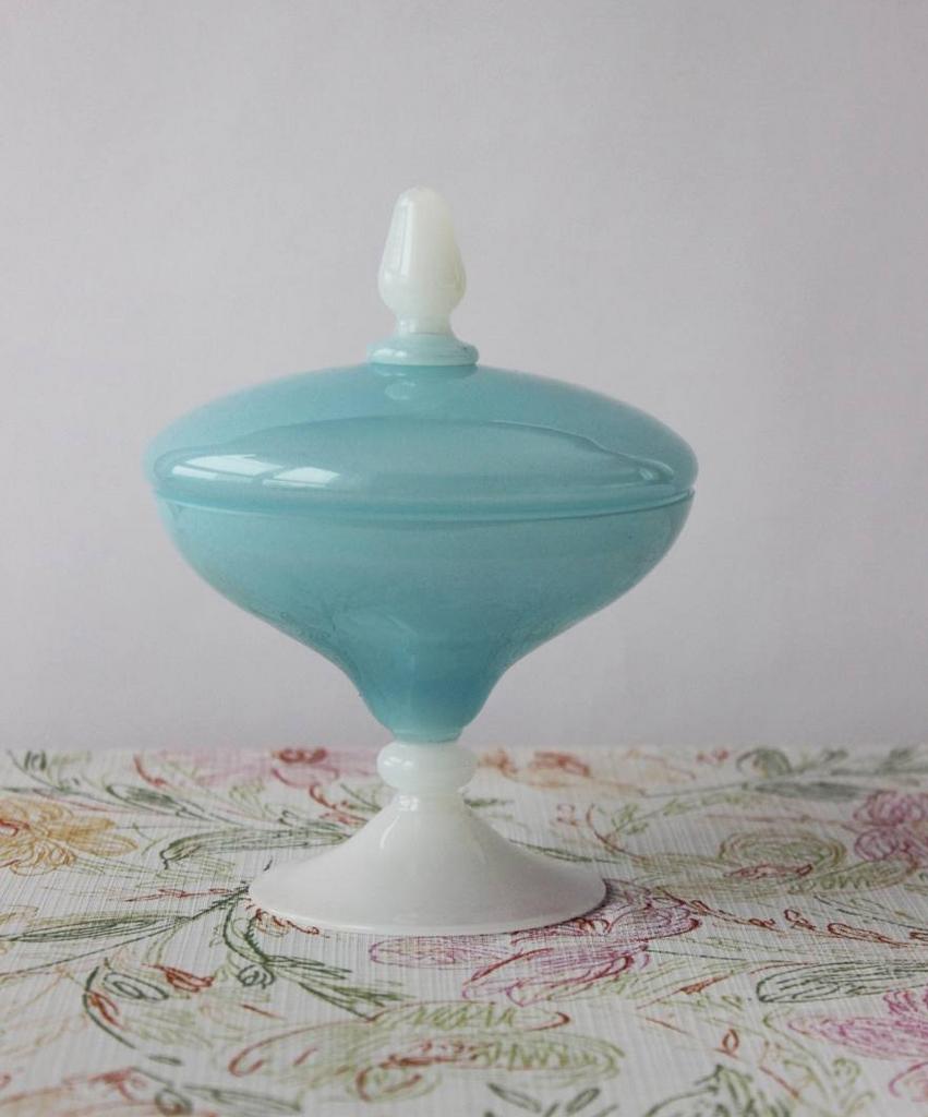 Опаловая бонбоньерка-шкатулка