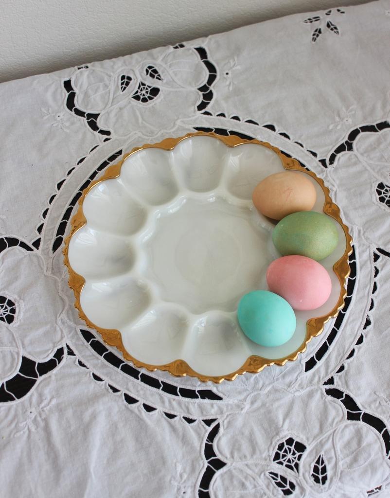 Тарелка из молочного стекла для яиц и кулича