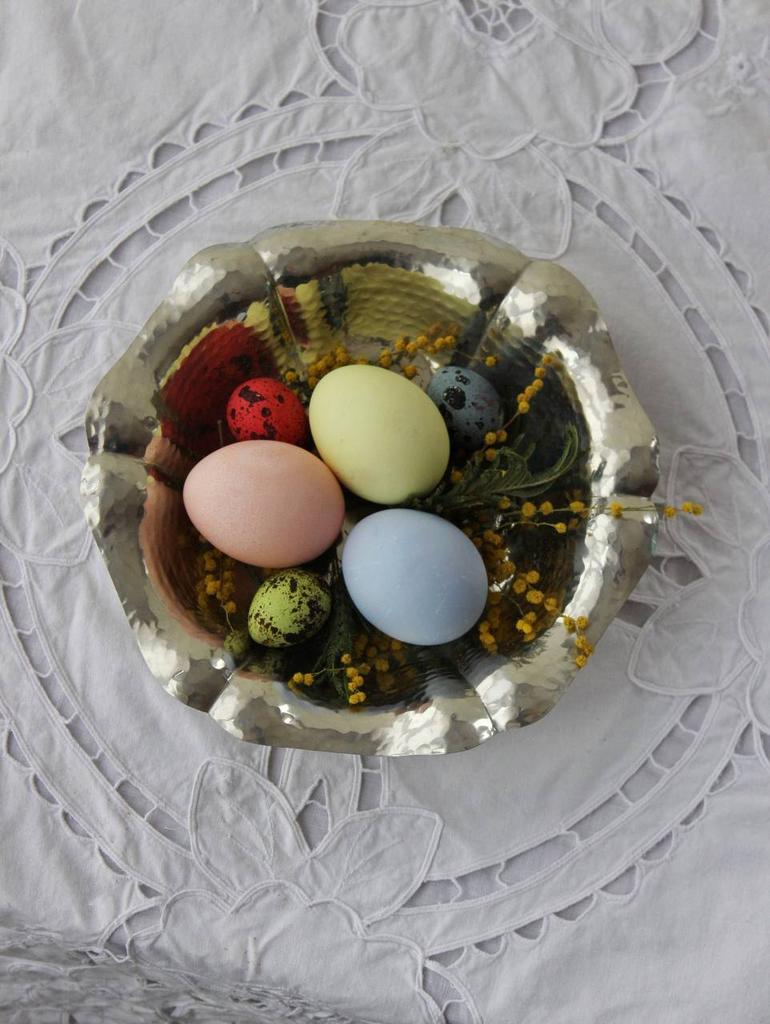 Углубленное блюдо с чеканкой на ножках