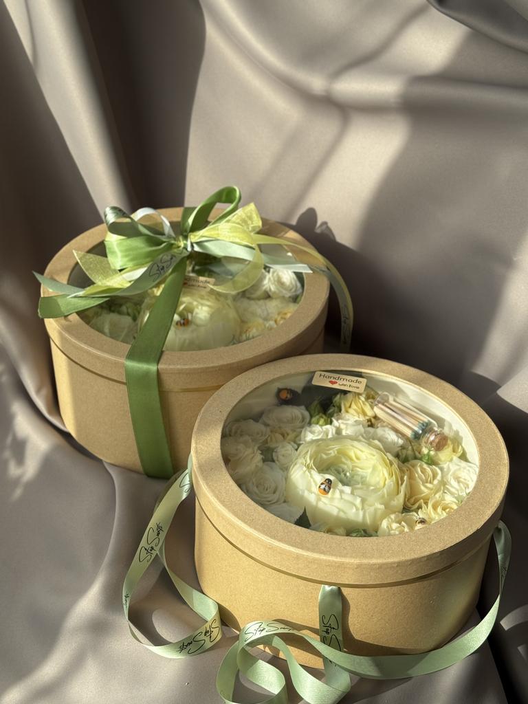 Свеча-пион в шляпной коробке с цветами