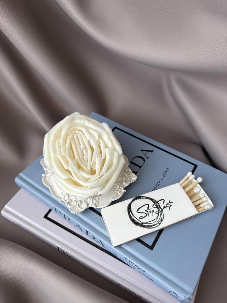 Женская Роза на подносе