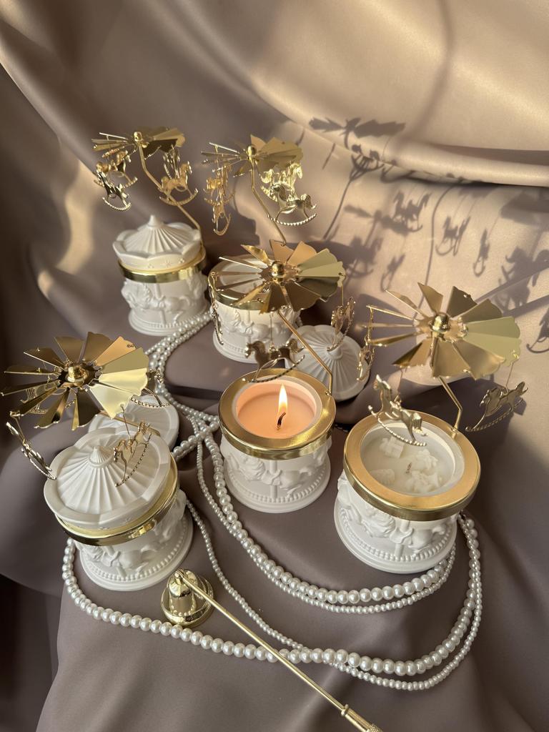 Свеча в карусели с маятником