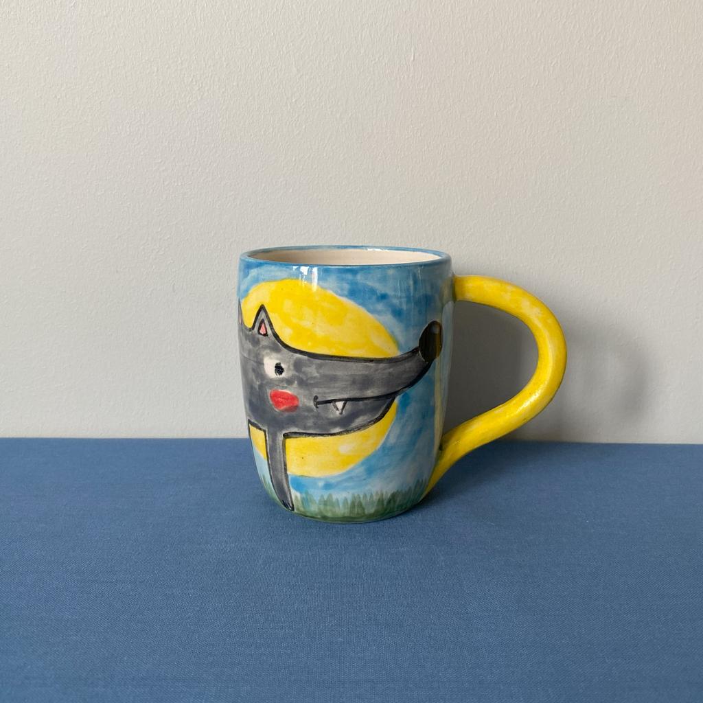 Волк на фоне Луны