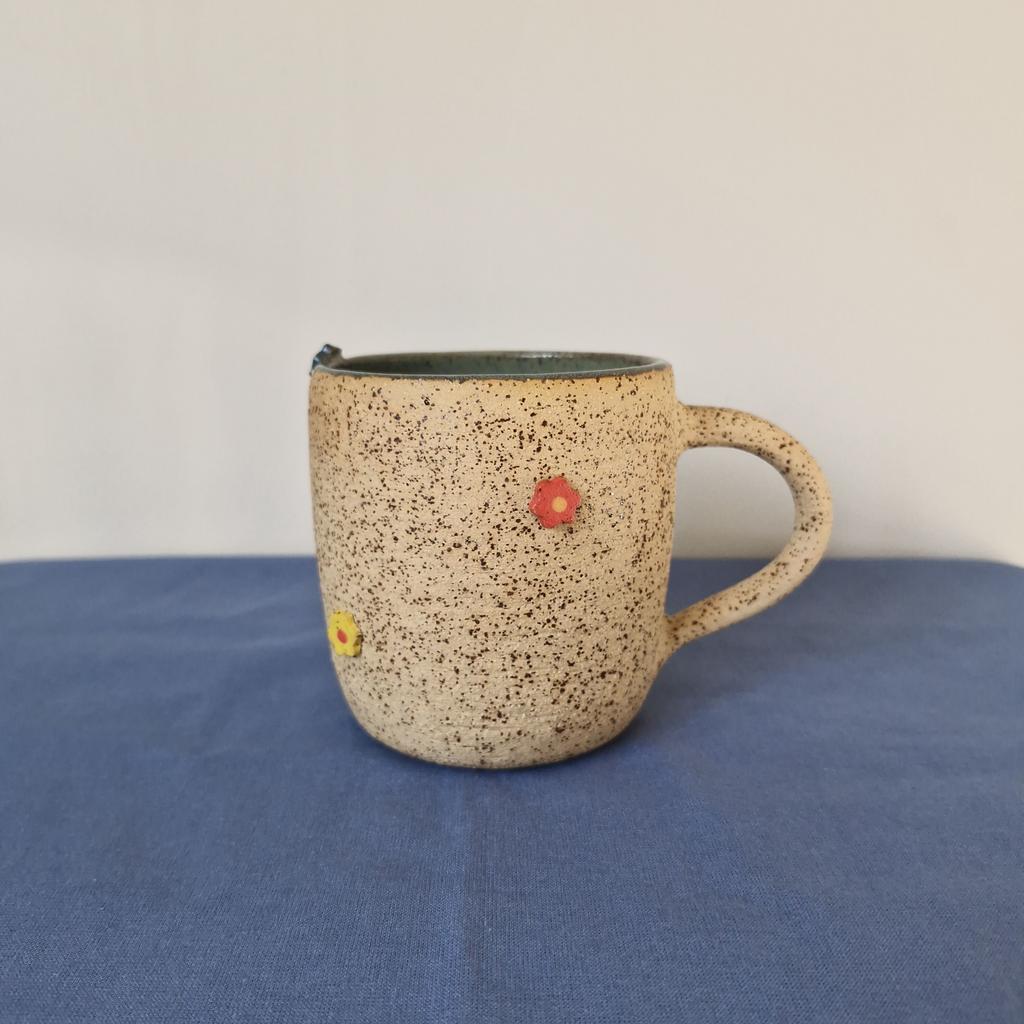 Кружка с цветочками из шамота