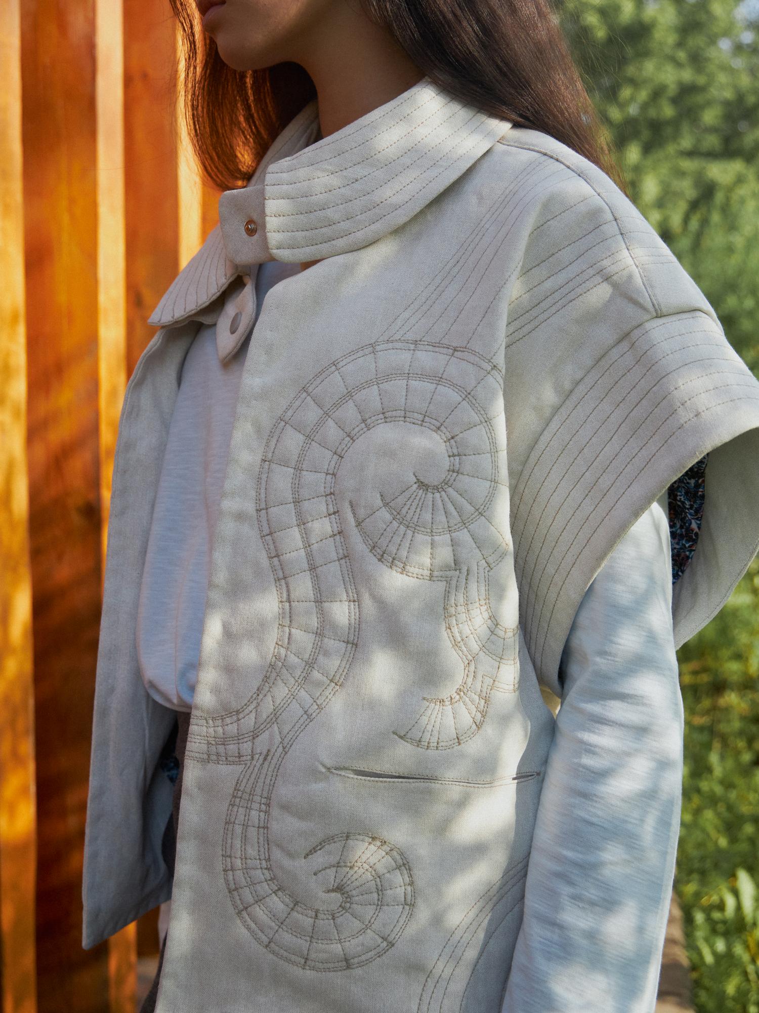 Утепленный жилет с вышивкой | URUN KUN 2024