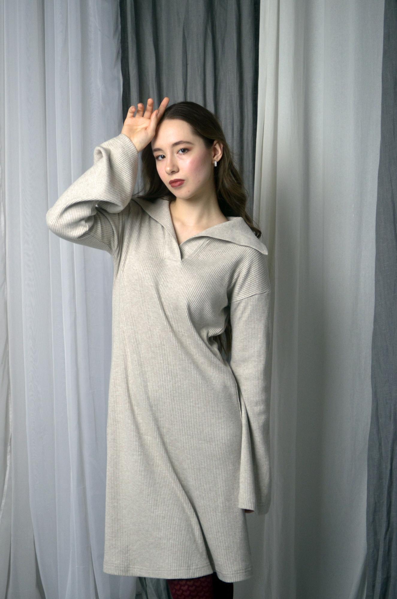 Платье трикотажное с воротником-поло