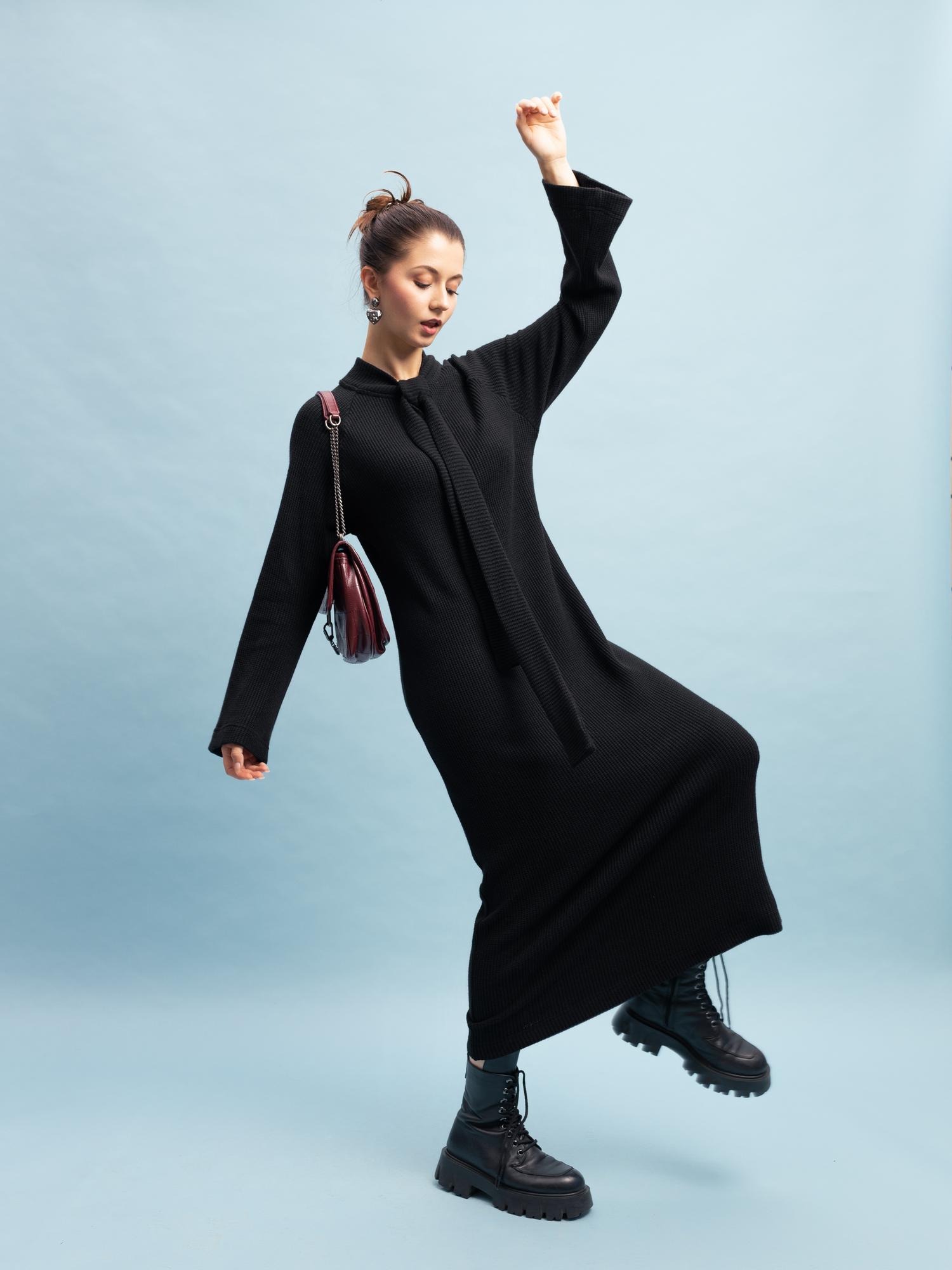 Платье трикотажное с воротником-завязкой в цвете ЧЕРНЫЙ