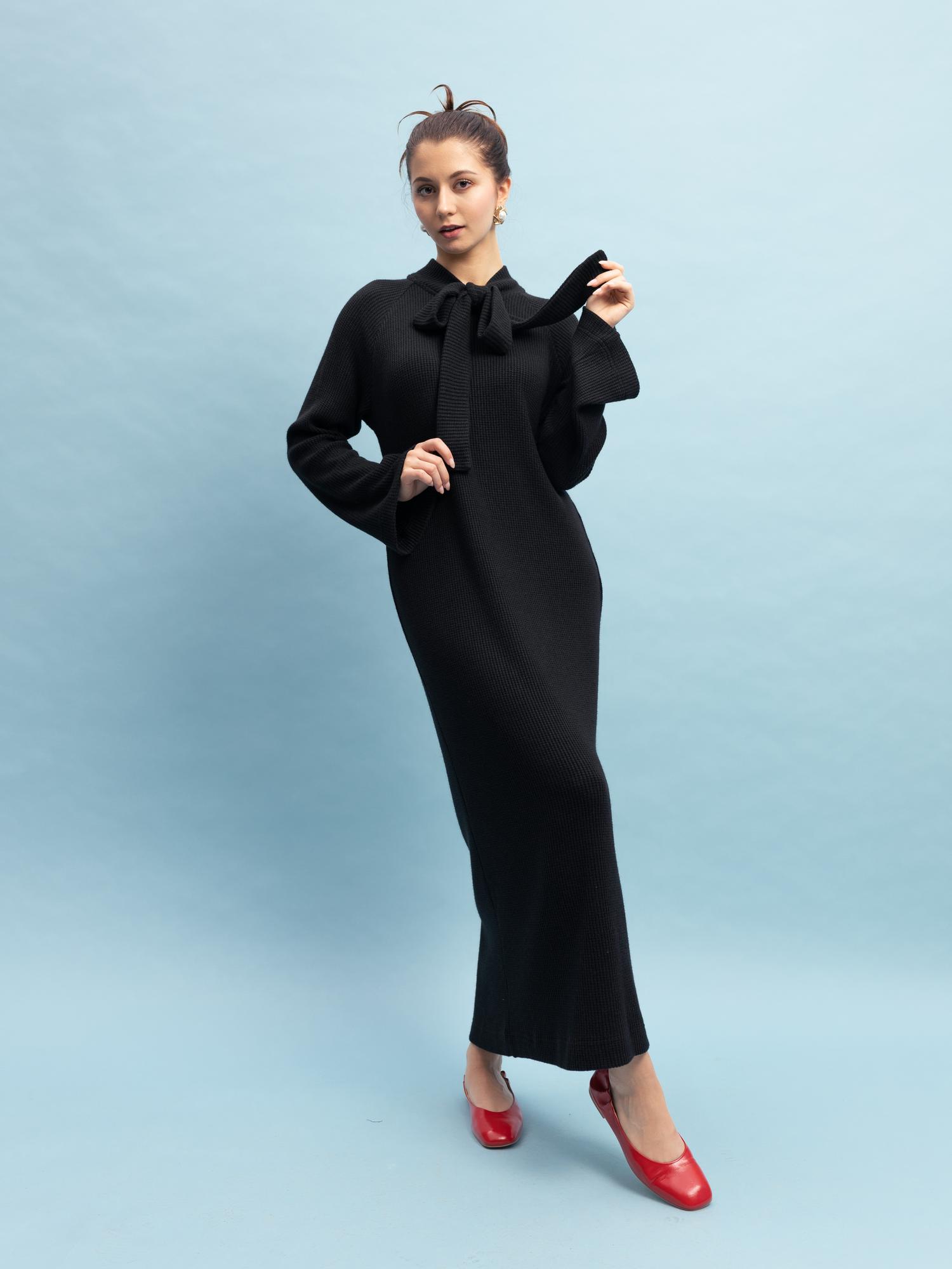 Платье трикотажное с воротником-завязкой в цвете ЧЕРНЫЙ