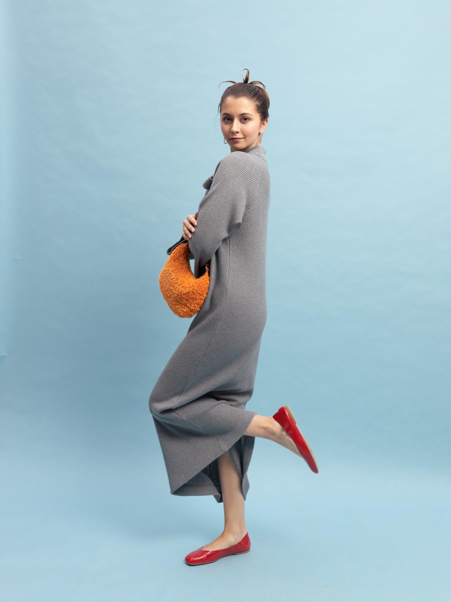 Платье трикотажное с воротником-завязкой в цвете СЕРЫЙ