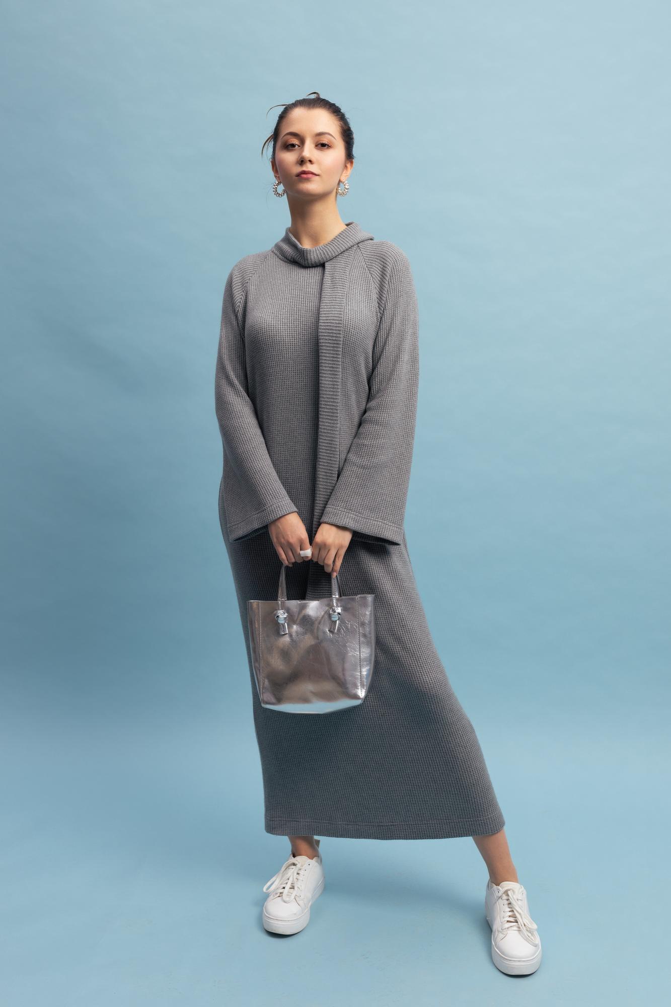 Платье трикотажное с воротником-завязкой в цвете СЕРЫЙ