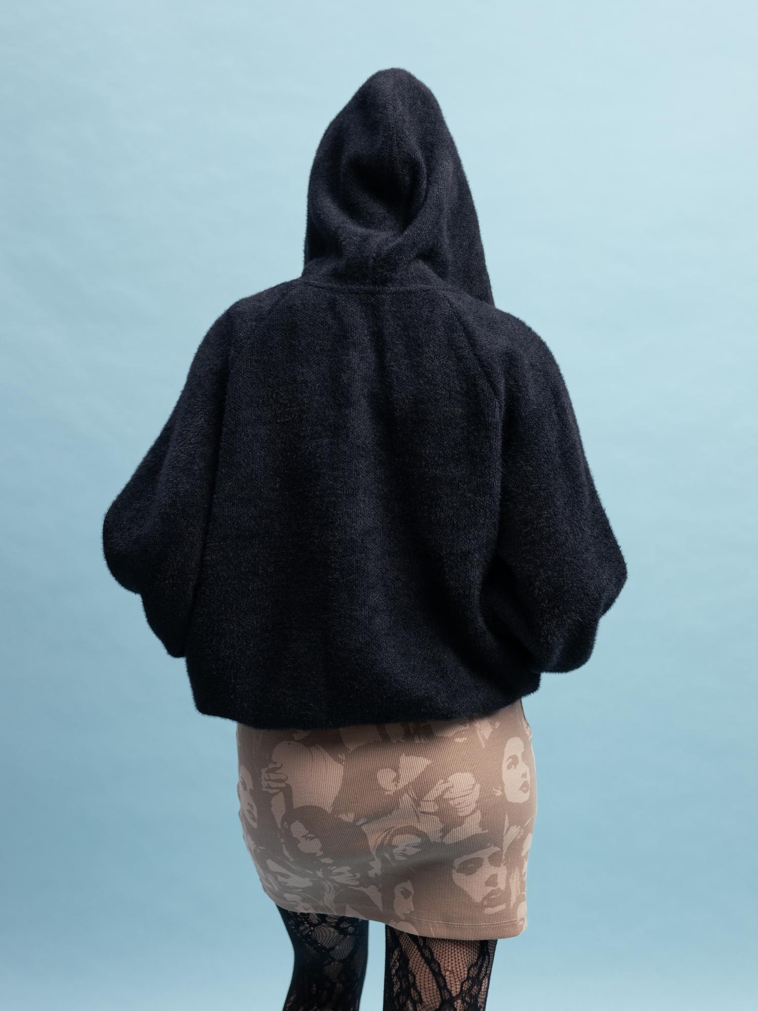 Бомбер трикотажный с капюшоном в цвете ЧЕРНЫЙ