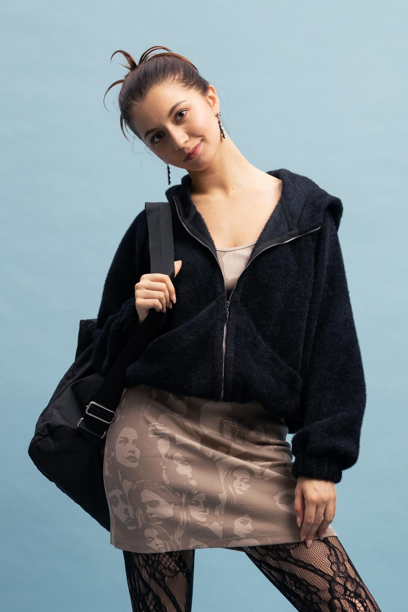 Бомбер трикотажный с капюшоном в цвете ЧЕРНЫЙ