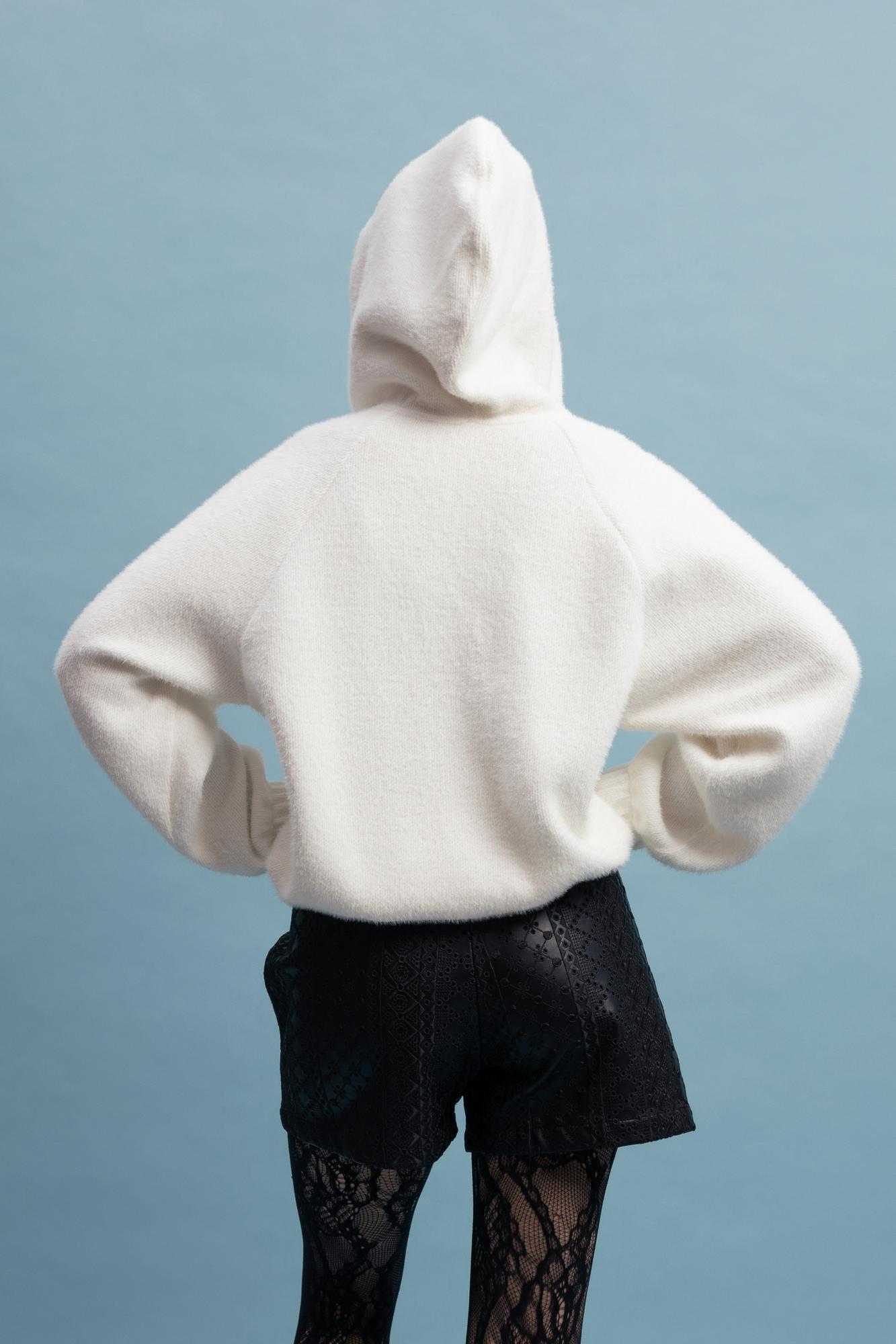 Бомбер трикотажный с капюшоном в цвете БЕЛЫЙ