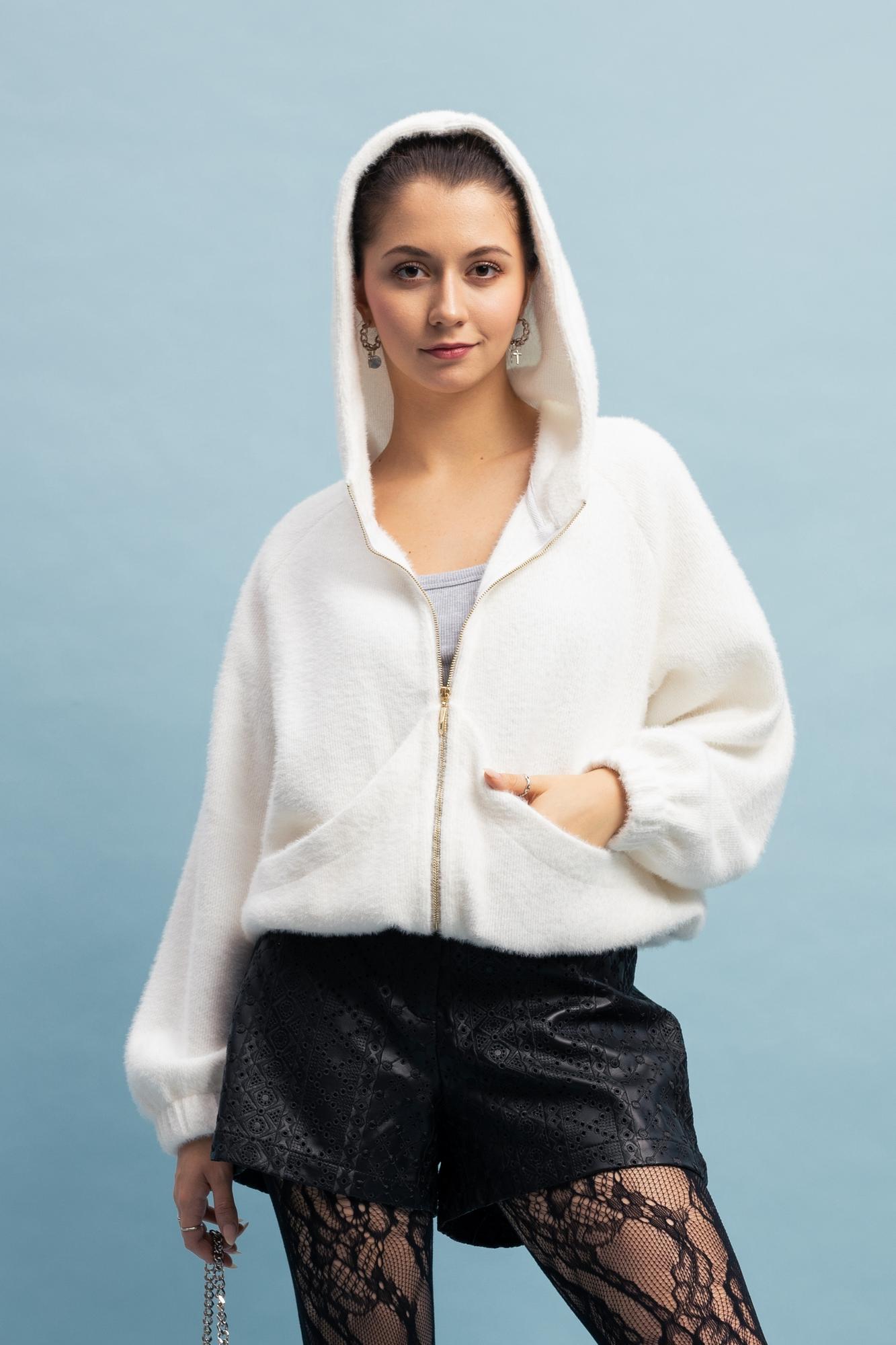 Бомбер трикотажный с капюшоном в цвете БЕЛЫЙ