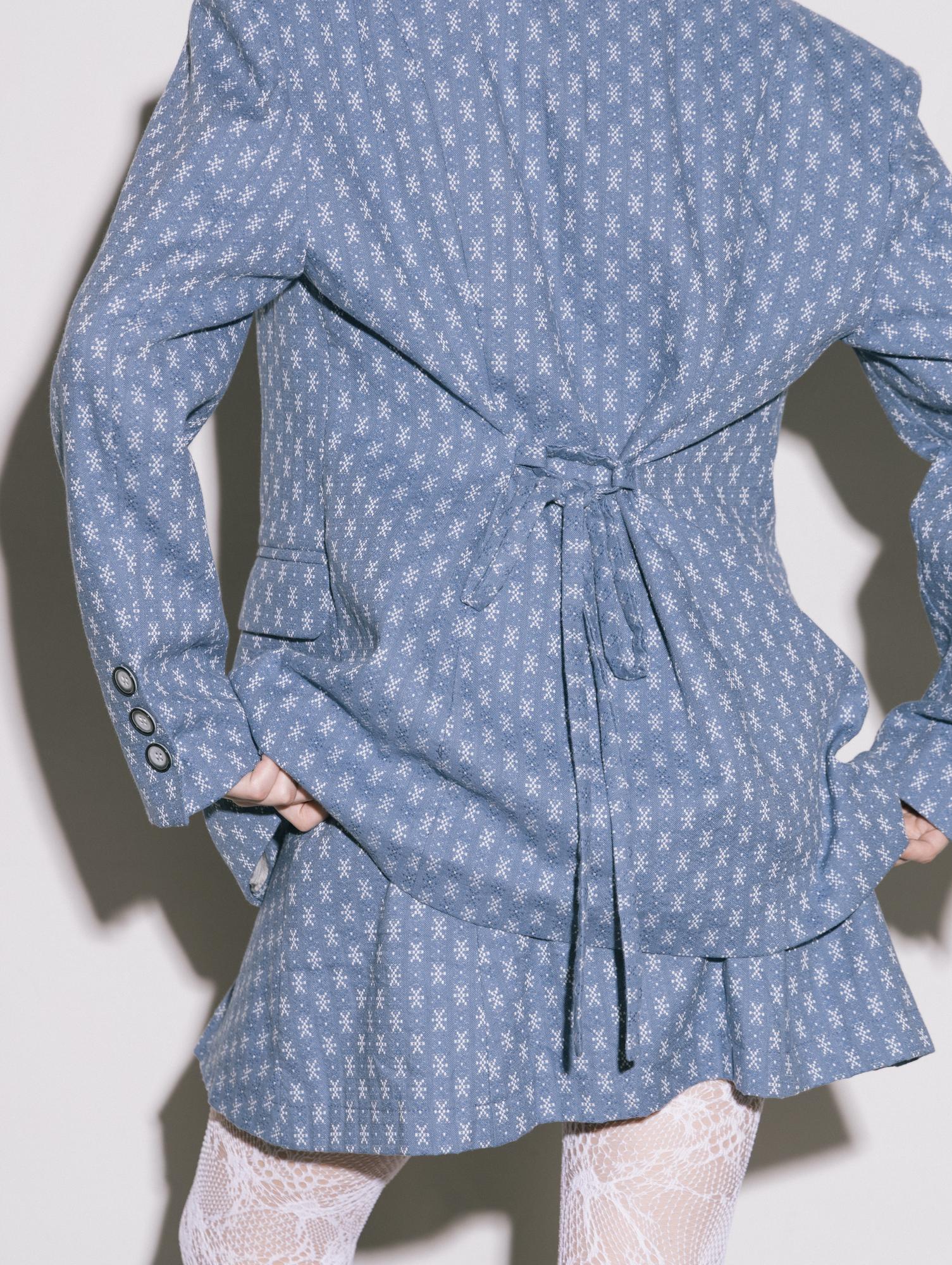 Жакет из хлопкового жаккарда, с регулируемым поясом на спинке