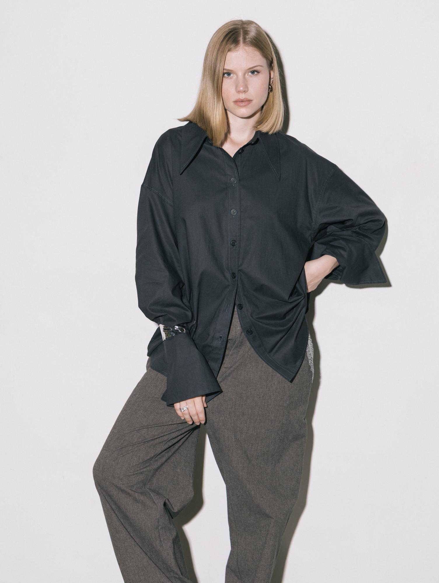 Свободная рубашка в приглушенно-черном цвете