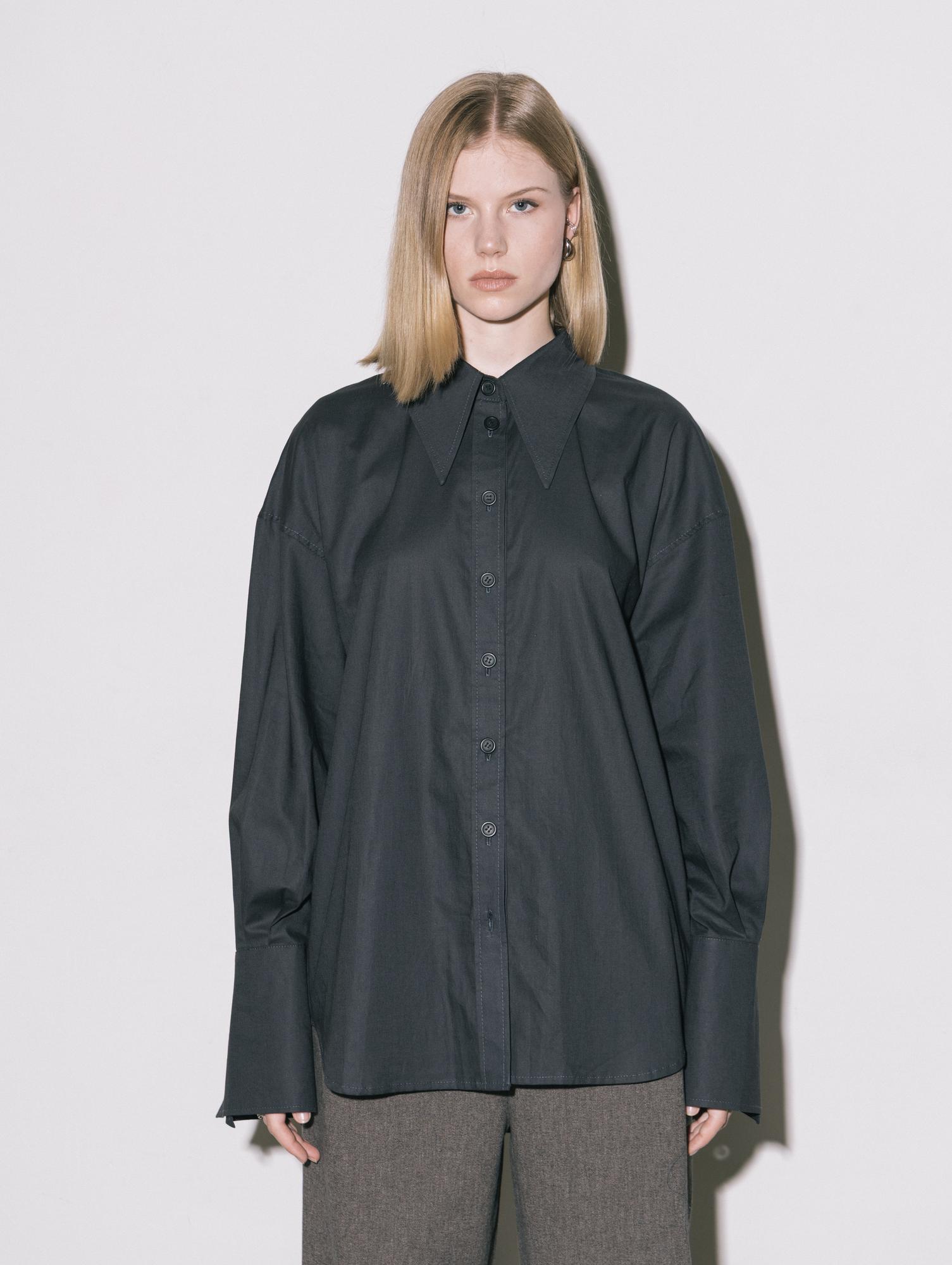 Свободная рубашка в приглушенно-черном цвете