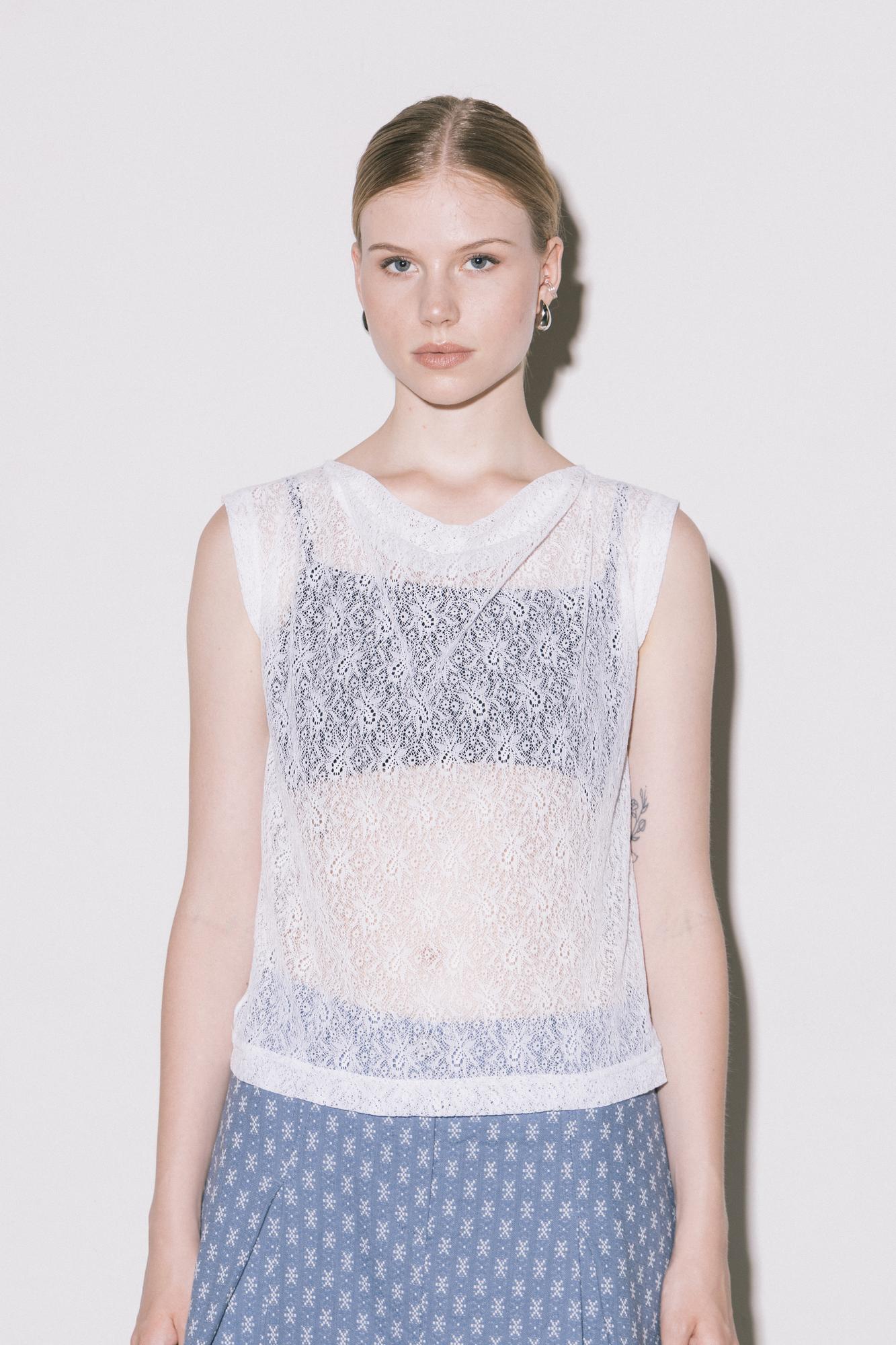 Топ из гипюра в белом цвете