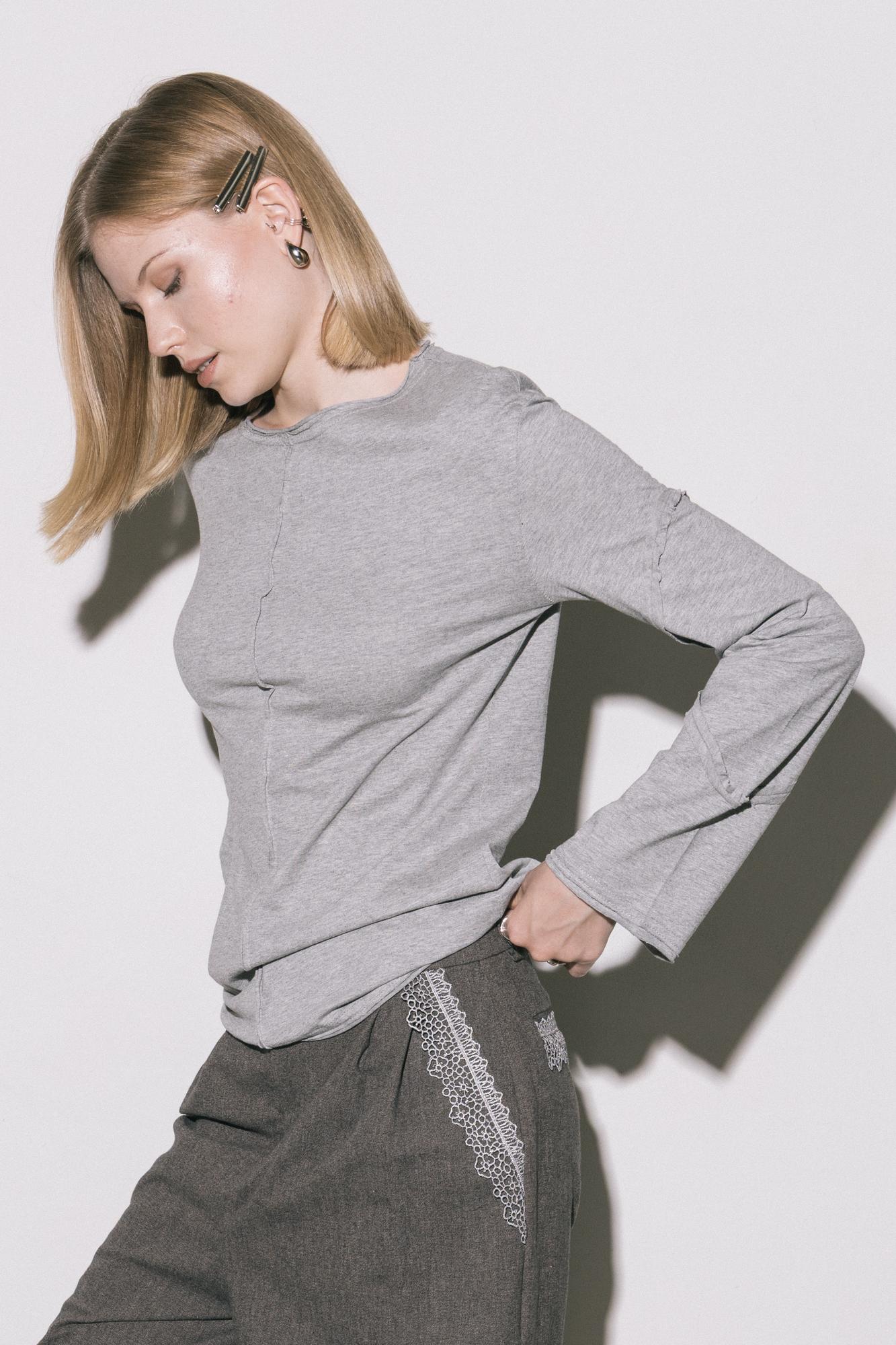 Серый трикотажный лонгслив со швами наружу