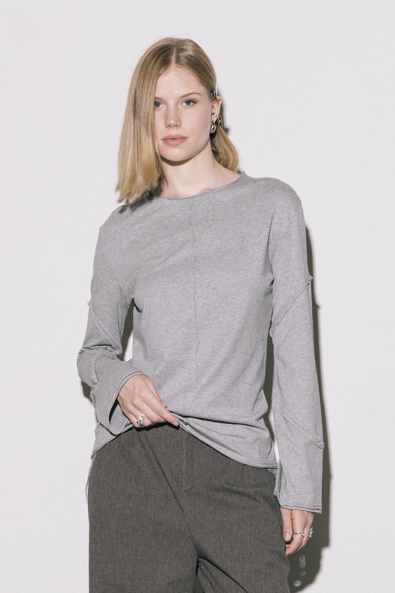 Серый трикотажный лонгслив со швами наружу