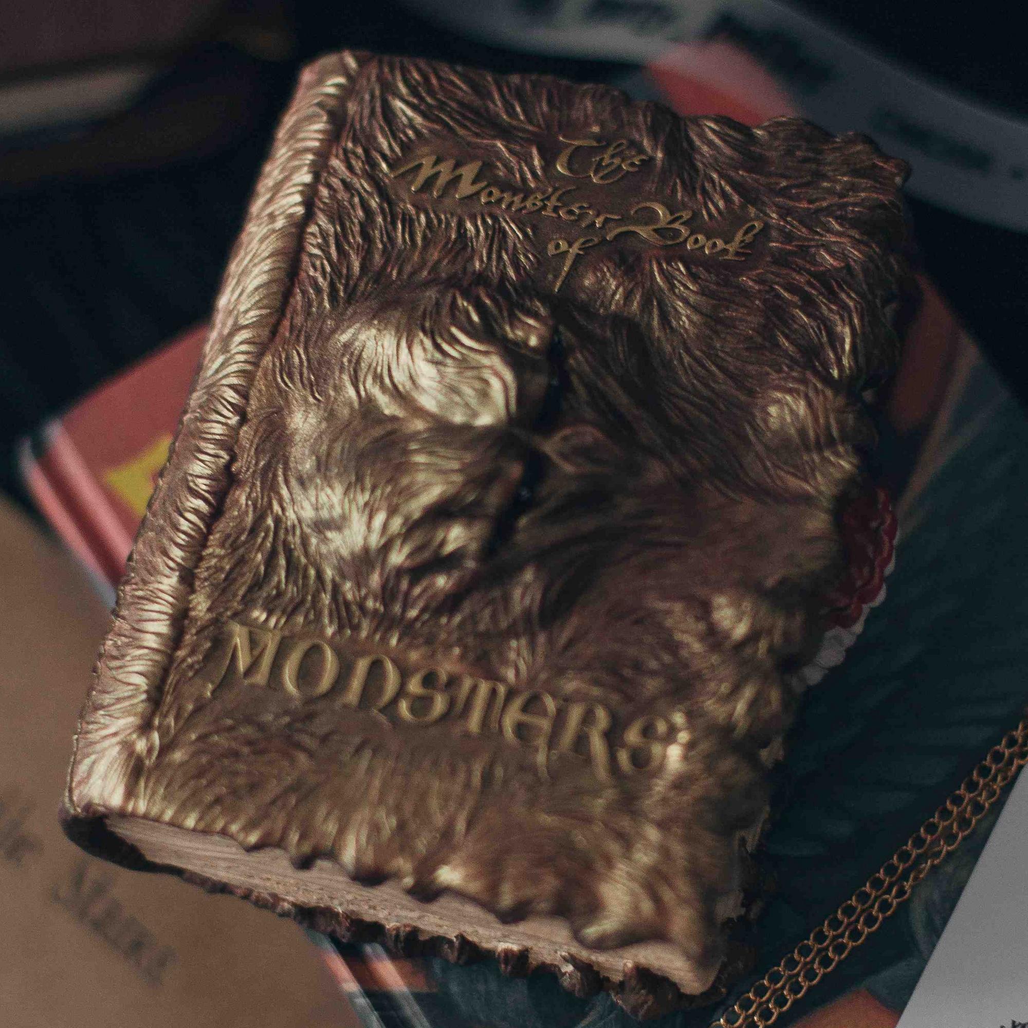 ЧУДОВИЩНАЯ КНИГА О ЧУДИЩАХ (НАЛИЧИЕ)