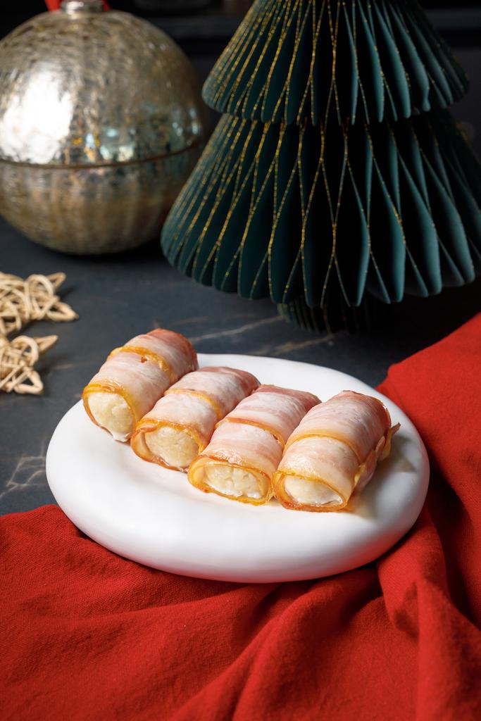 Биточки куриные в беконе