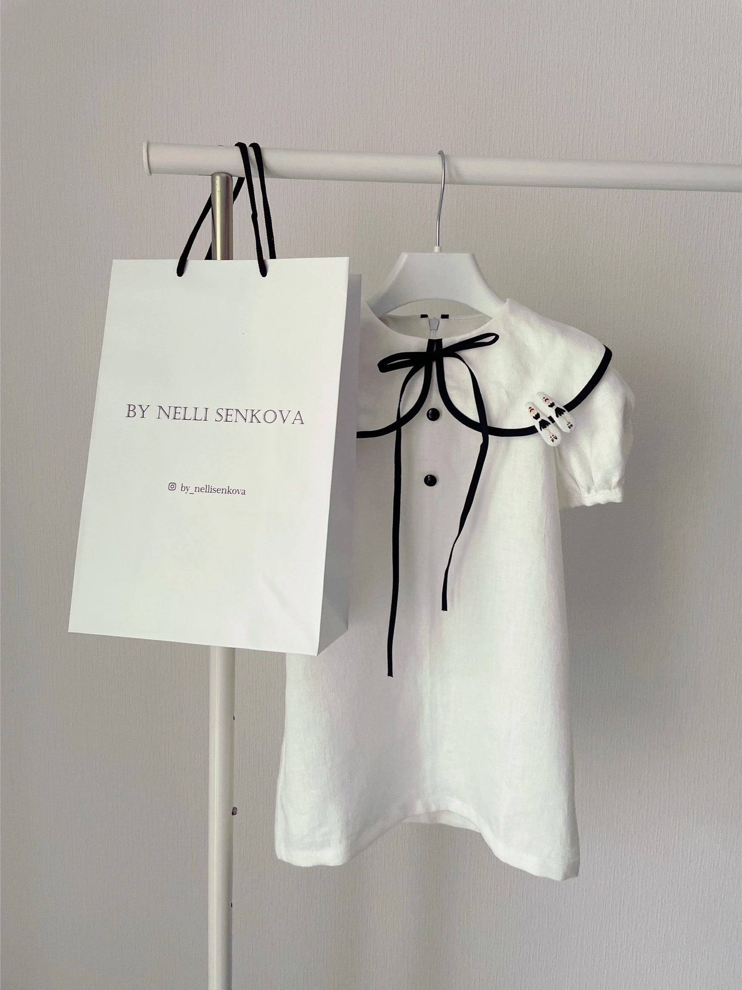 Платье из льна с заколками балерина