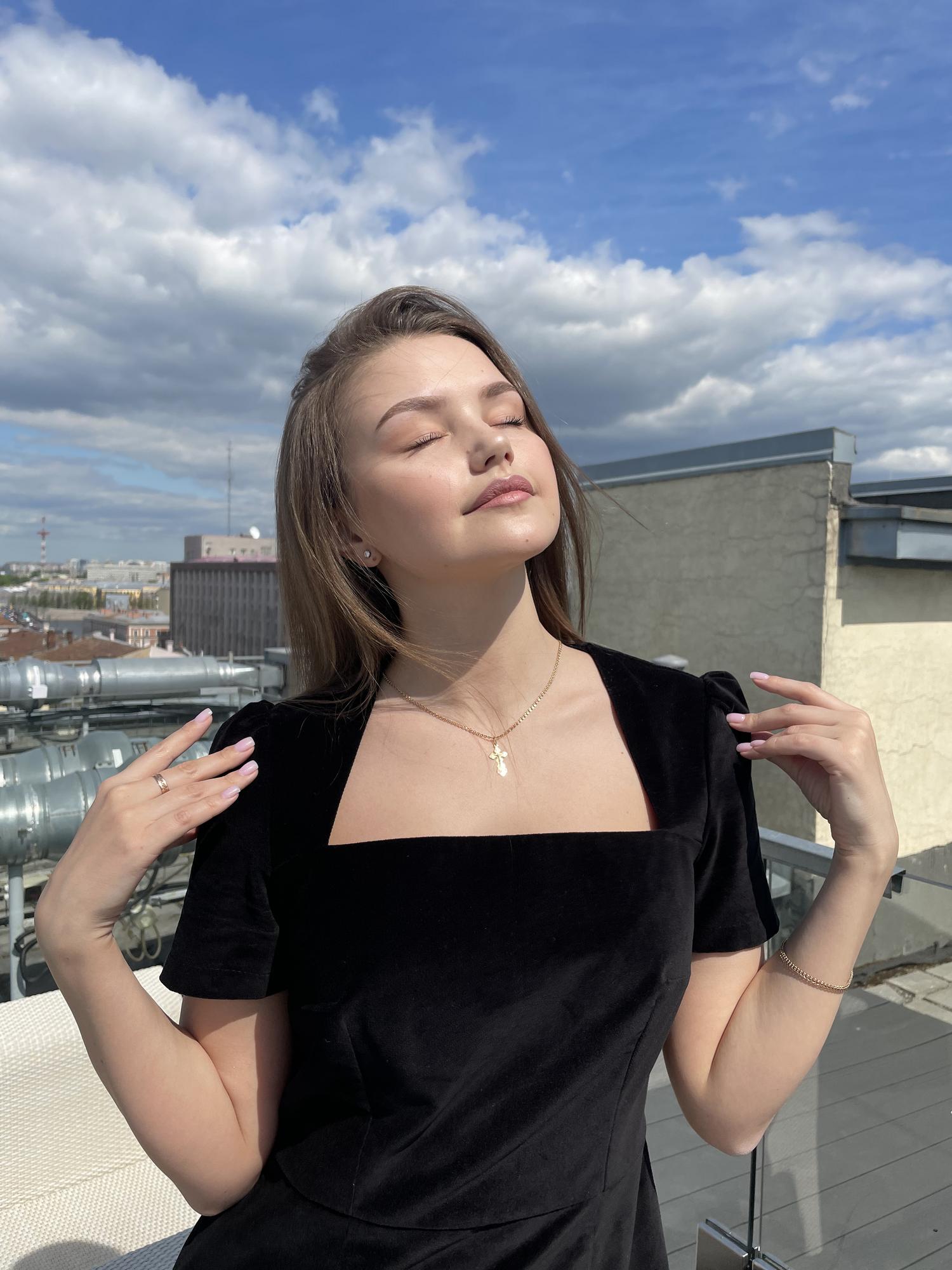 Платье с квадратным вырезом из бархата в черном цвете