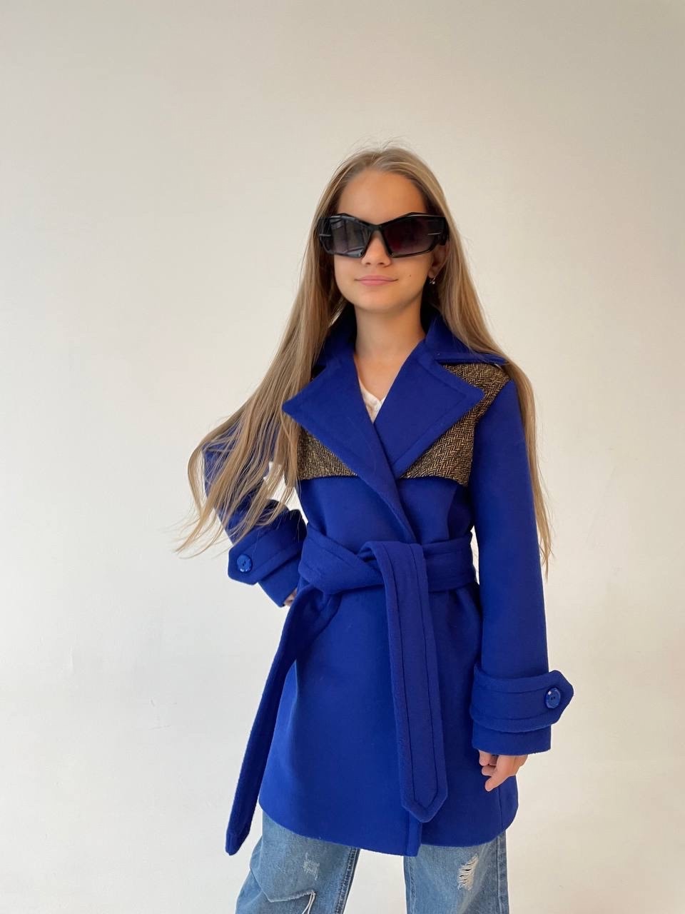 Пальто на поясе в синем цвете