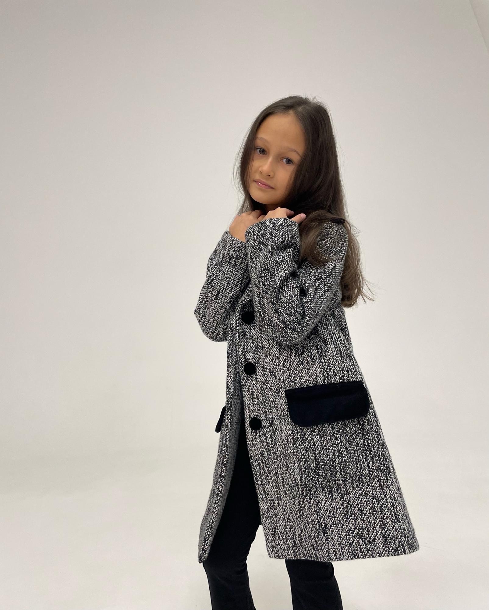 Пальто серое с бархатной отделкой