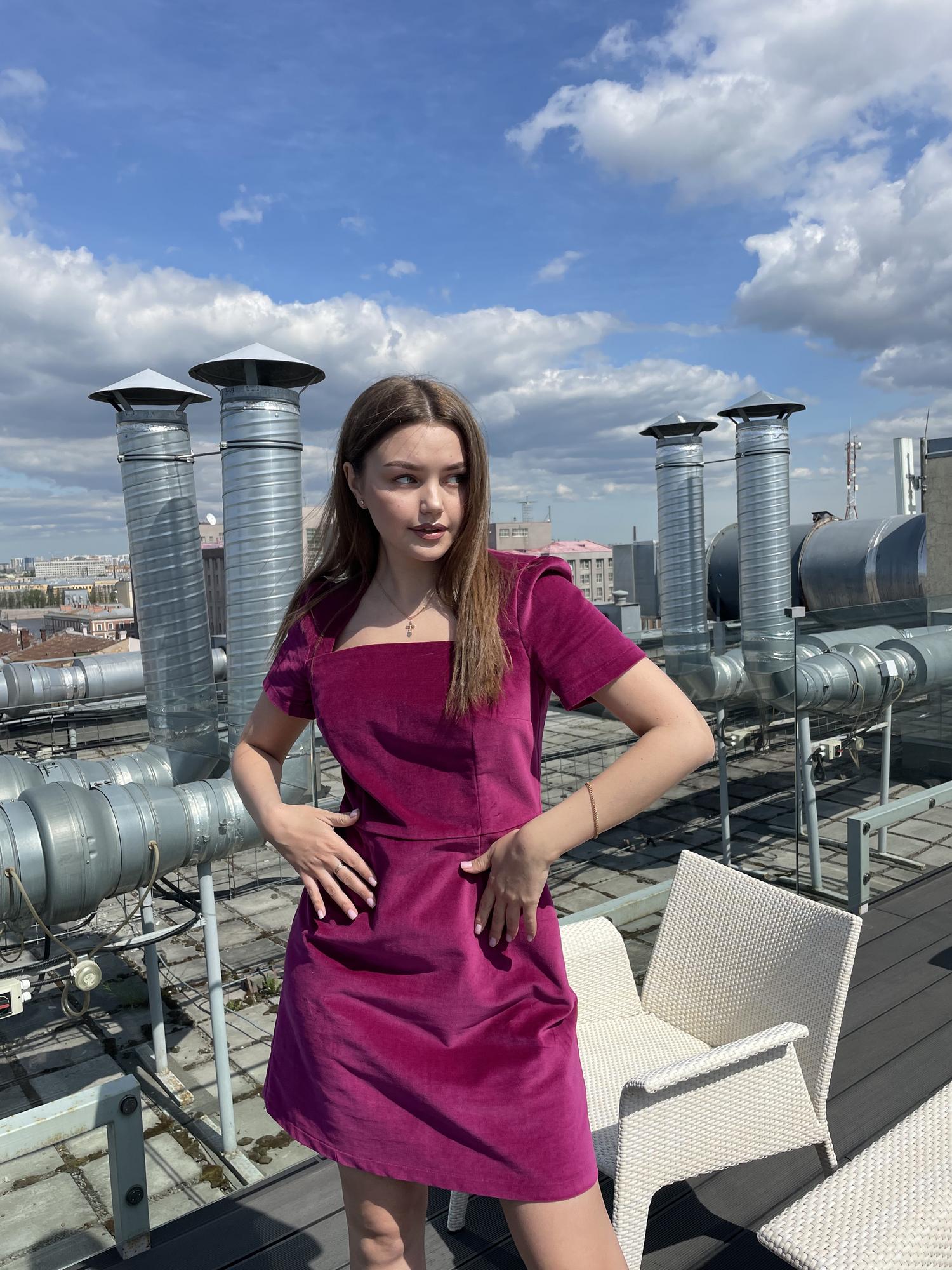 Платье с квадратным вырезом из бархата в фиолетовом цвете