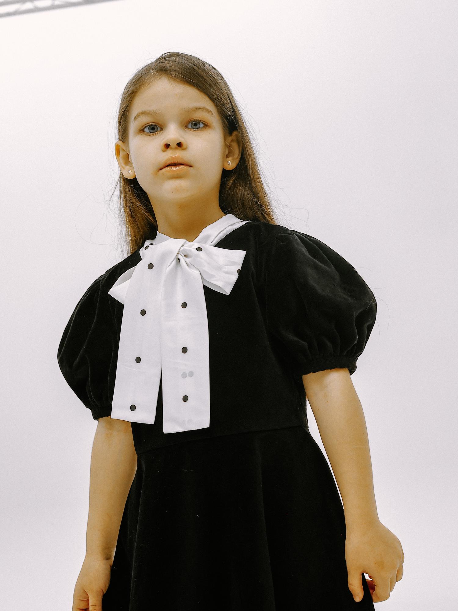 Бархатное платье с атласной лентой в горошек