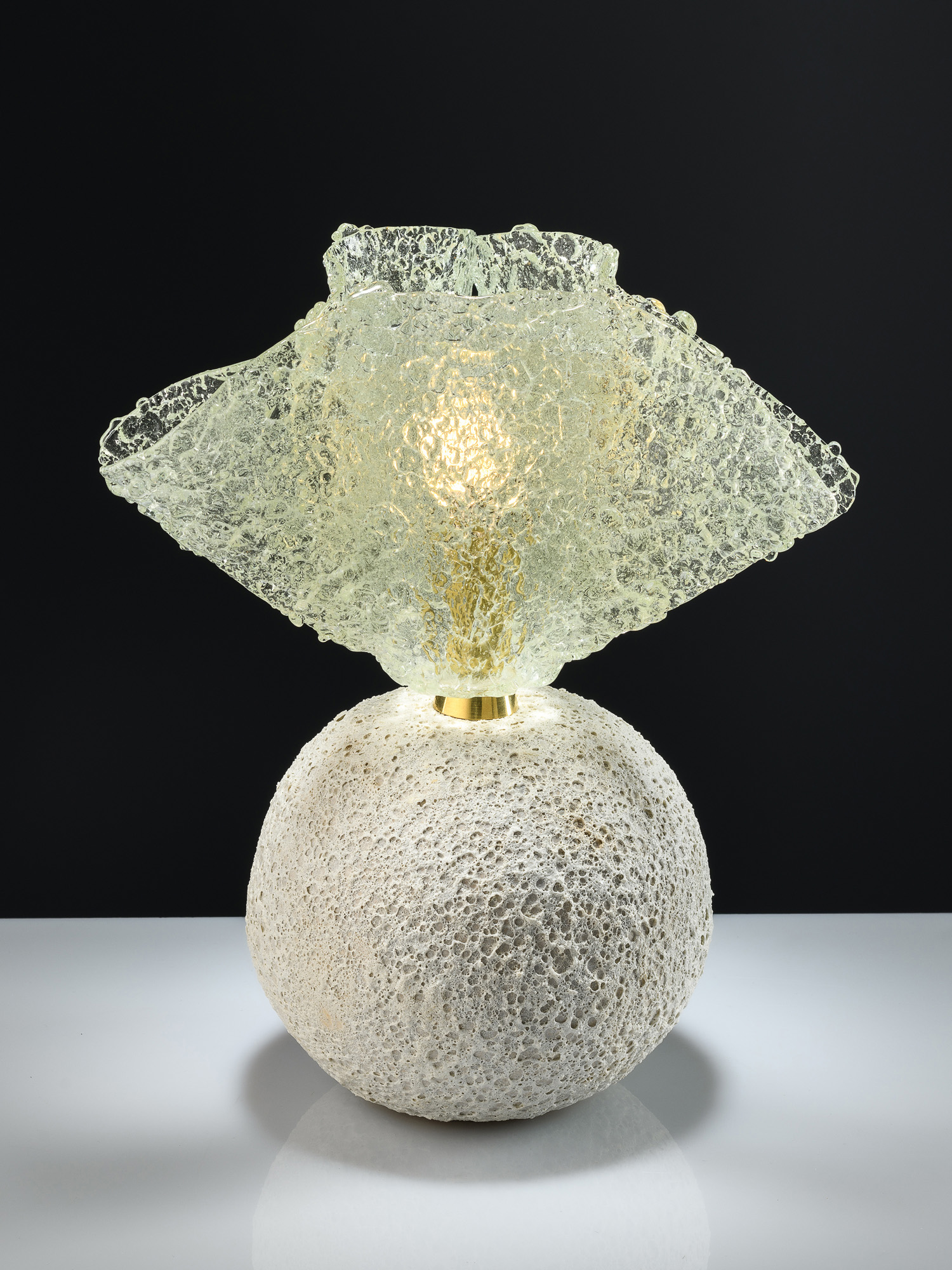 Белый светильник с круглым основанием из серии «Форма жизни»