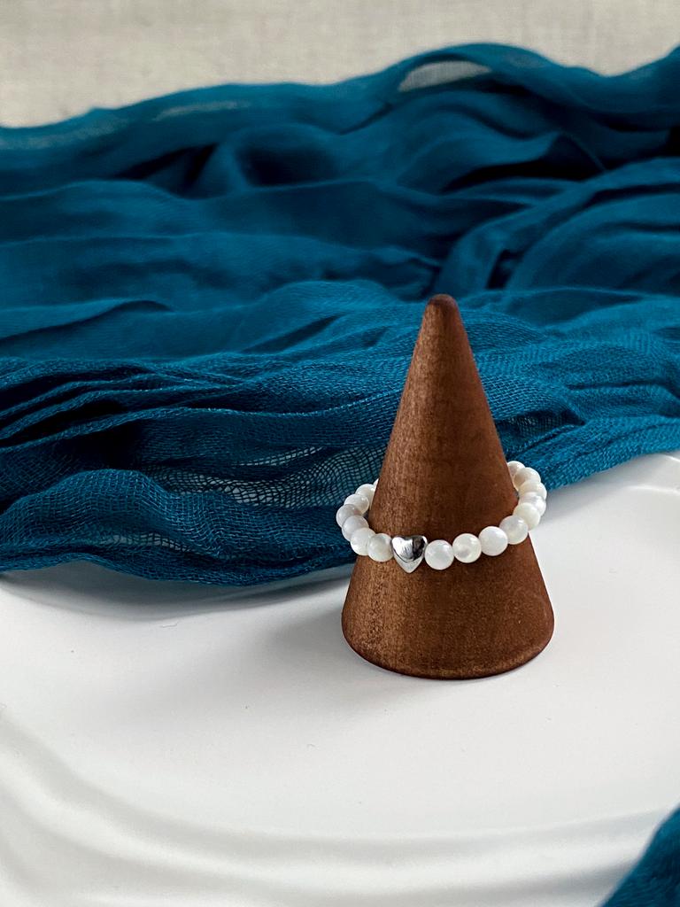 Кольцо из натурального перламутра и сердечка из гематита