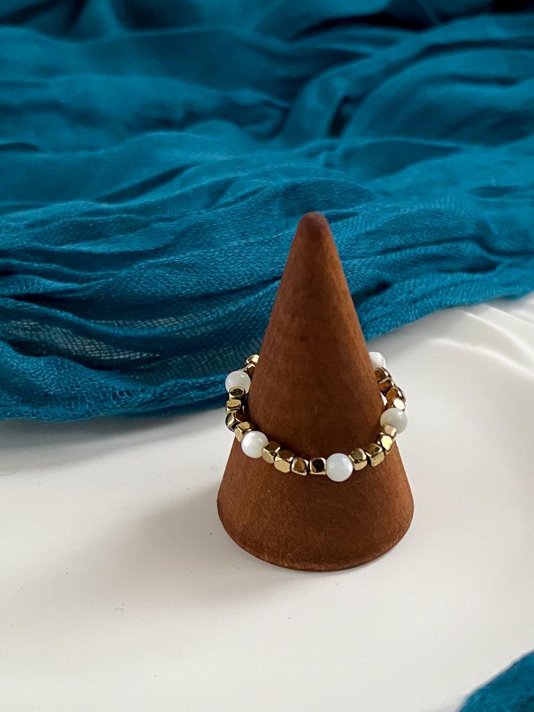 Кольцо из натурального перламутра и кубиков золотого гематита