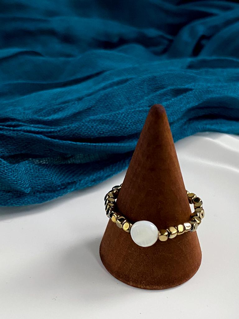 Кольцо из кубиков золотого гематита и вставкой из перламутра