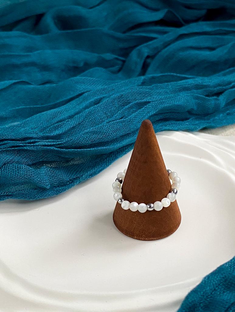 Кольцо из натурального перламутра и гематита