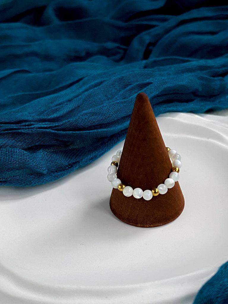 Кольцо из натурального перламутра и золотого гематита