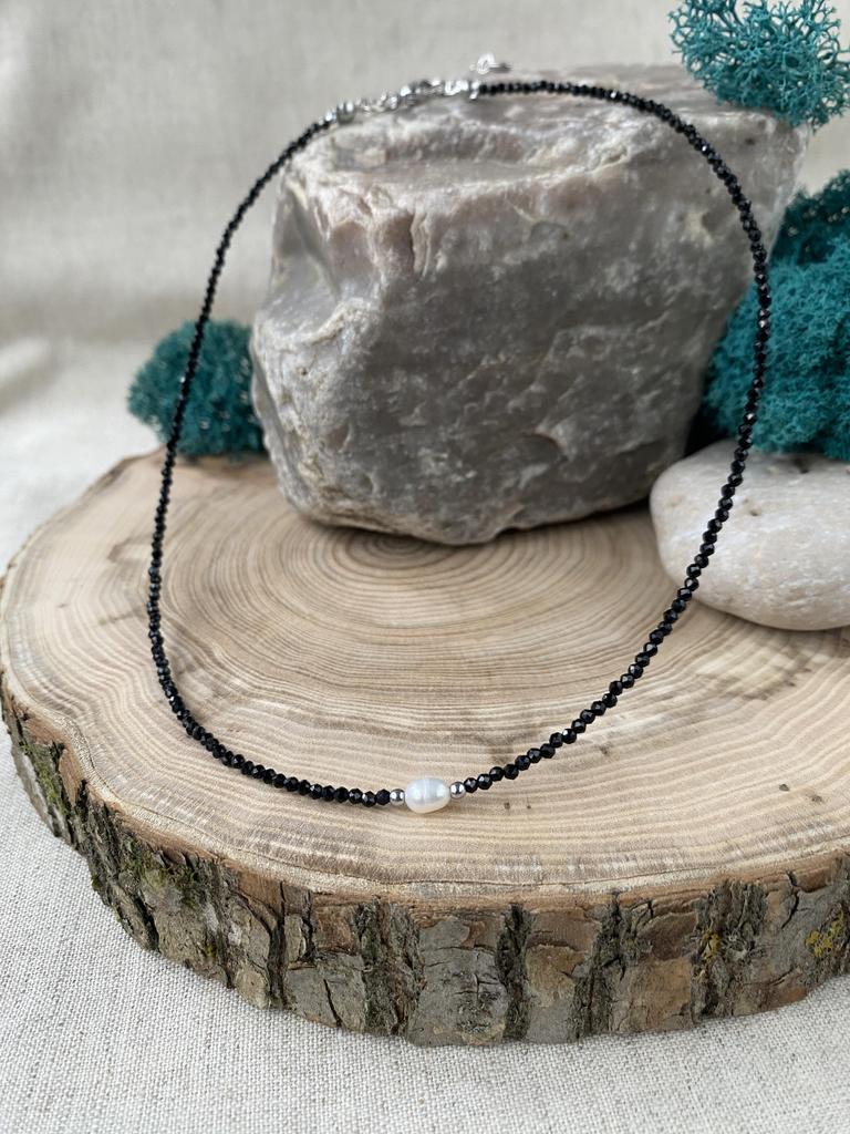 Чокер из черной шпинели и жемчужины