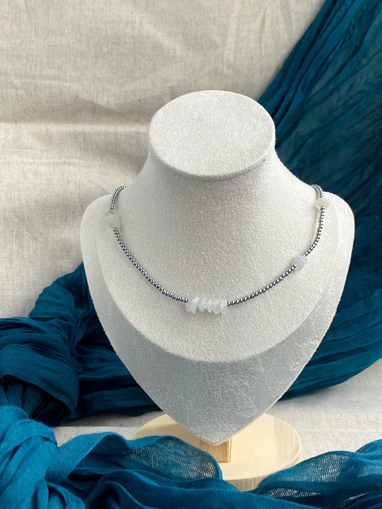 Чокер из натурального гематита и крошки из лунного камня