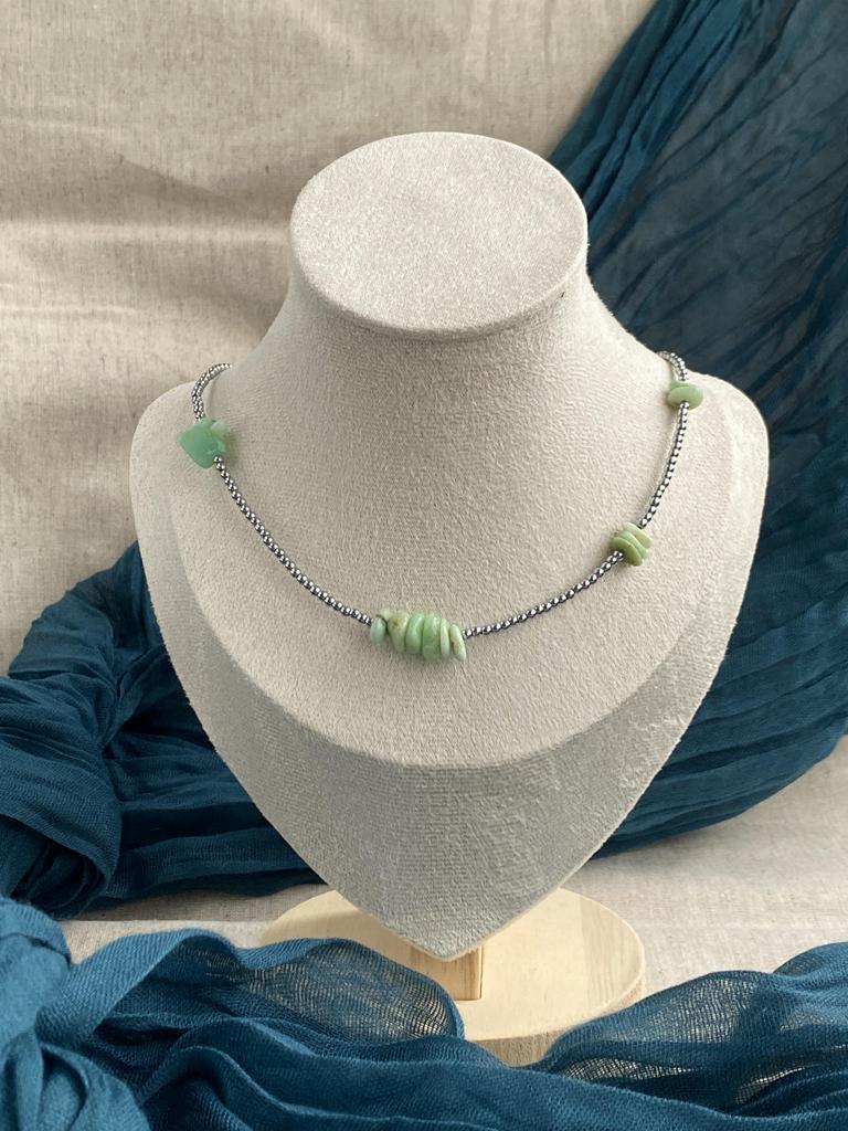 Чокер из натурального гематита и крошки из хризопраза