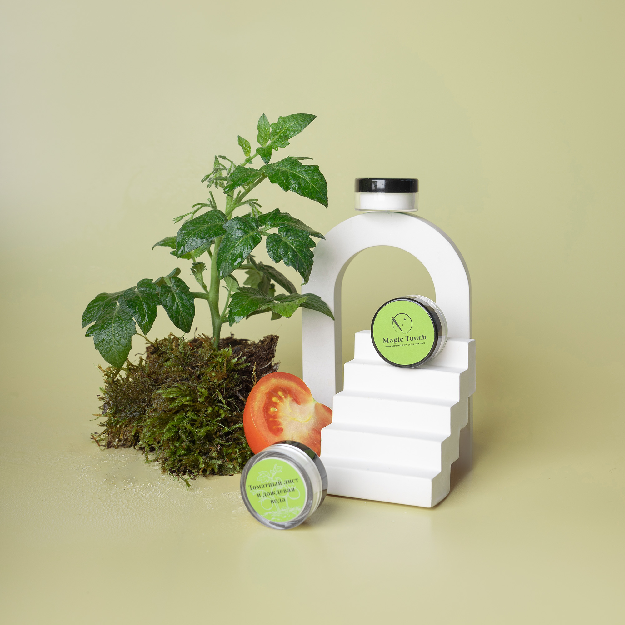 Томатный лист и дождевая вода