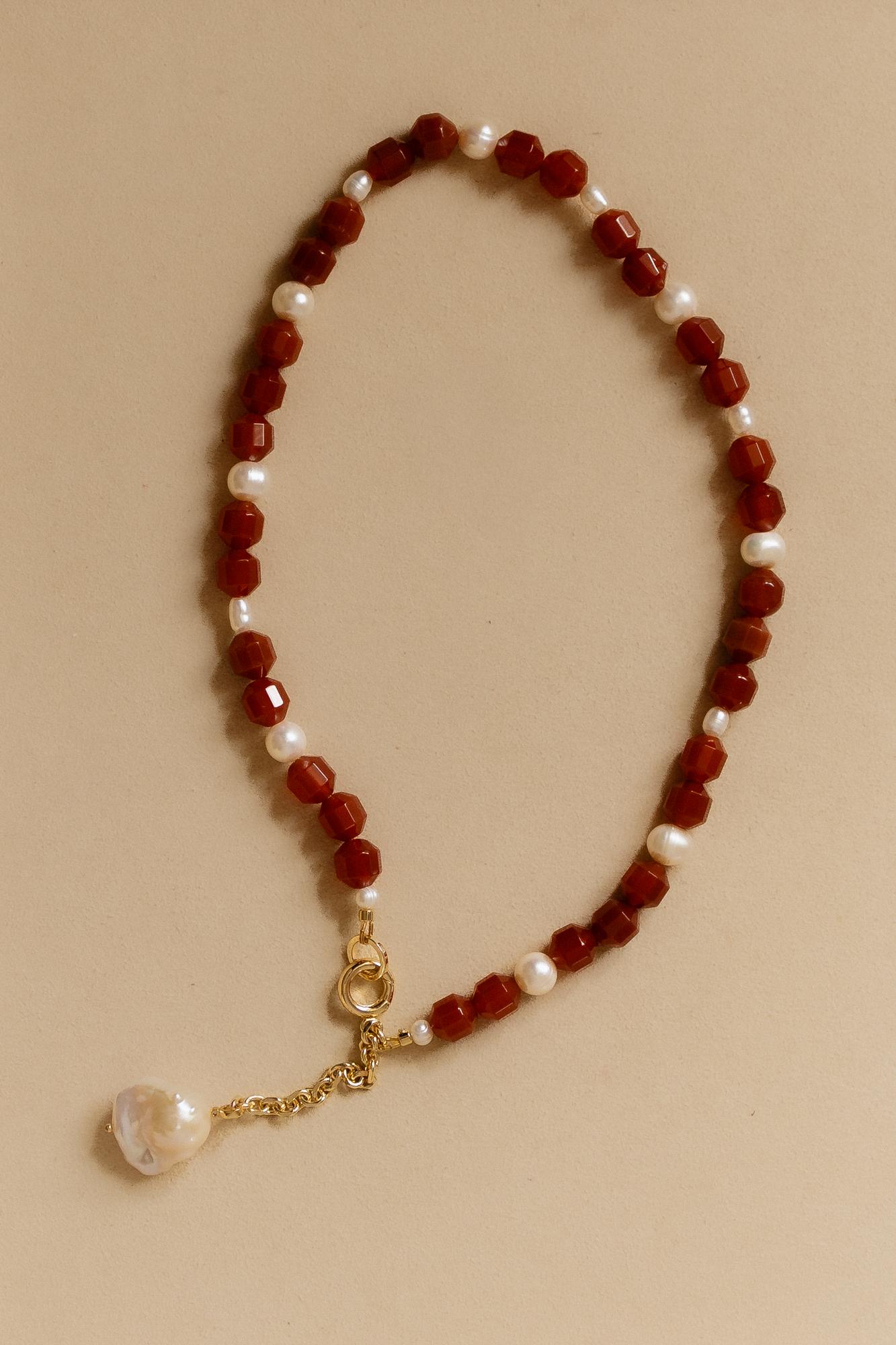 Колье сердолик с жемчужиной барокко