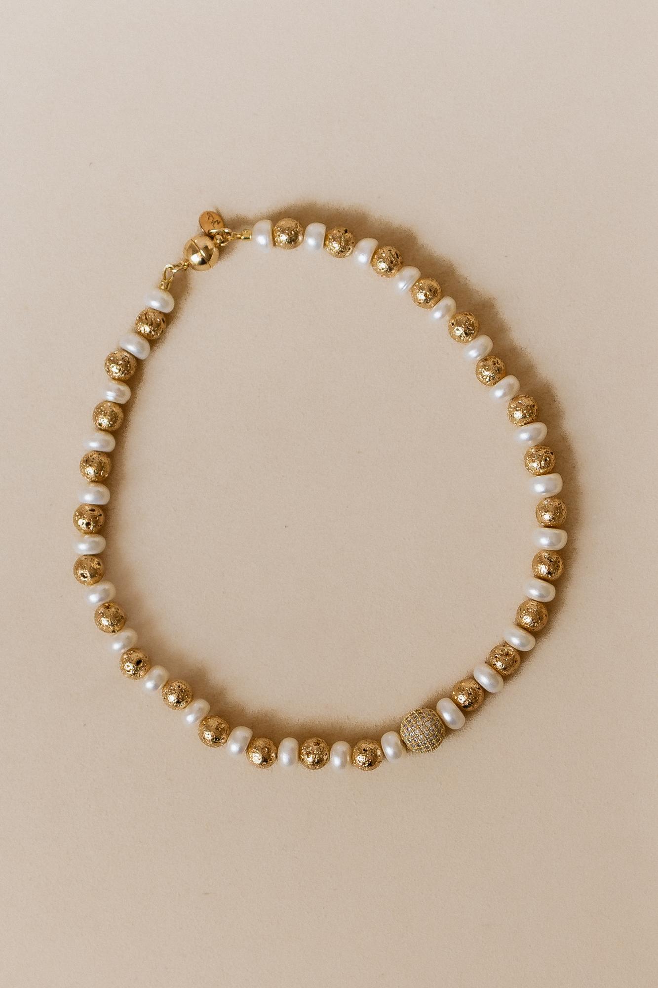 Колье жемчуг и золотая лава, замок магнит