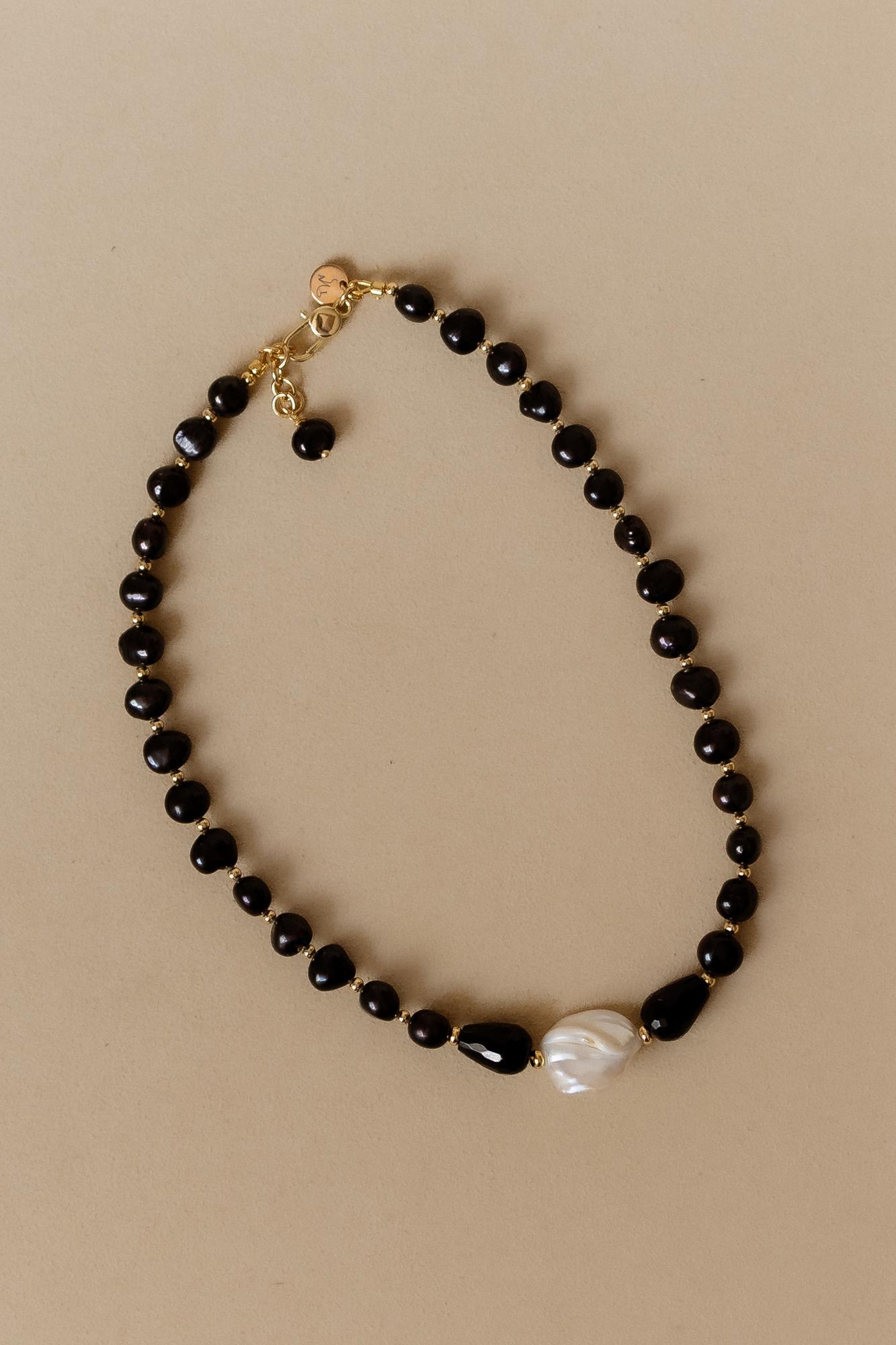 Колье черный жемчуг и оникс с жемчужиной барокко
