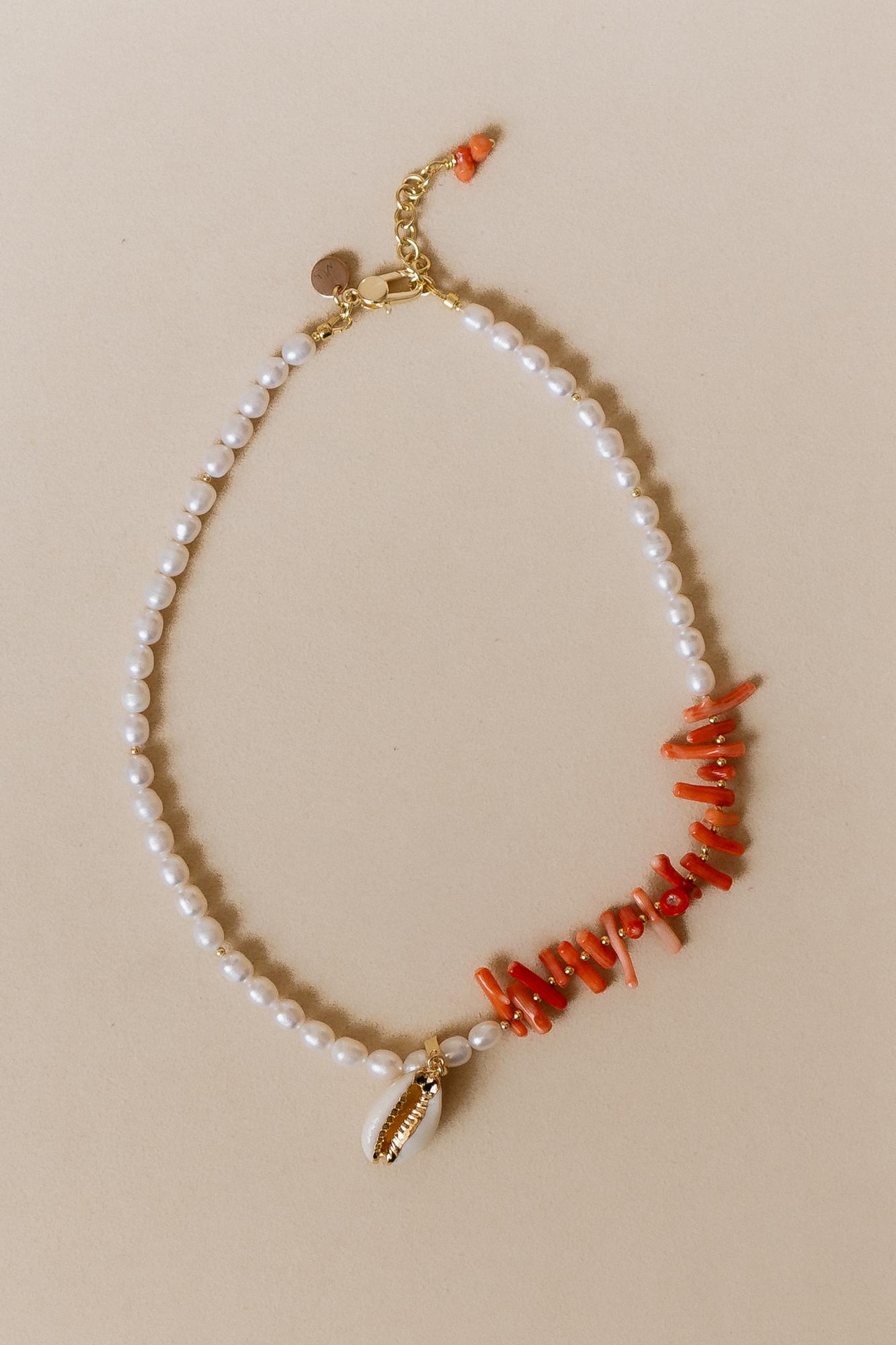 Колье жемчуг и коралл с подвеской ракушка